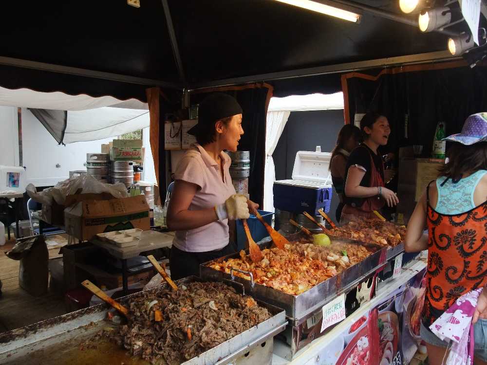 目の前で調理している。