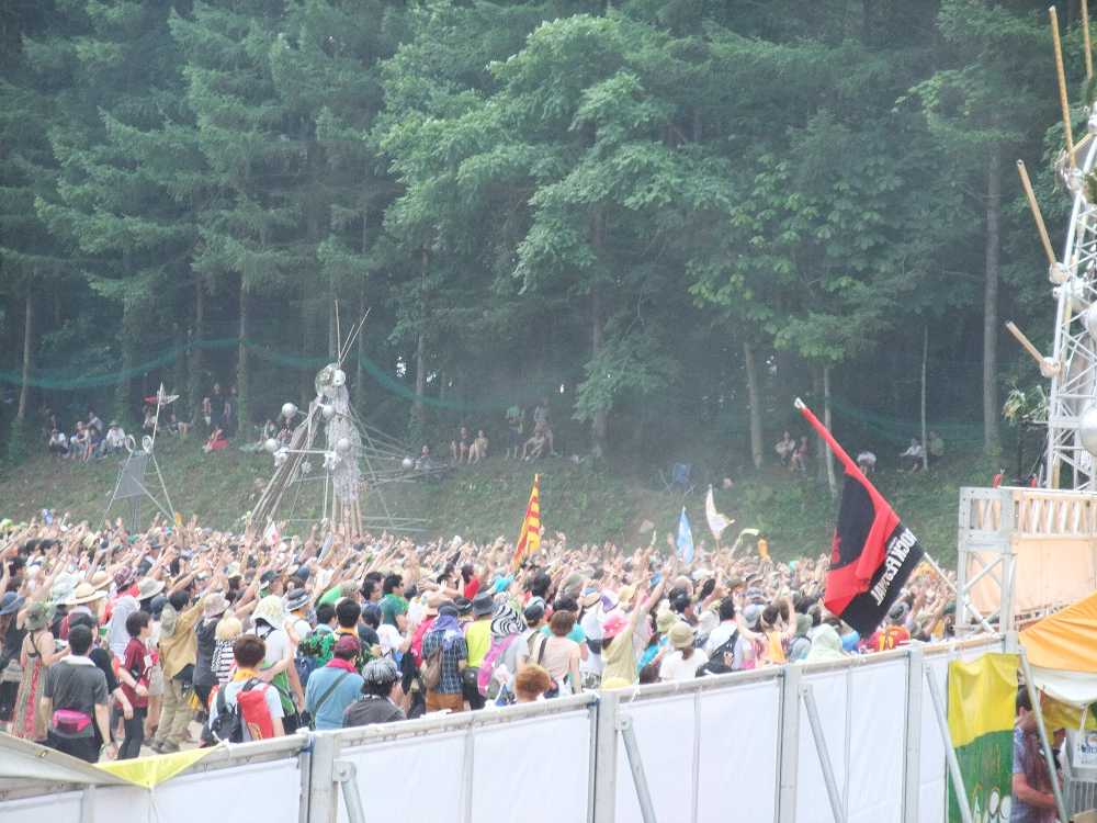 土埃で白くなっている。