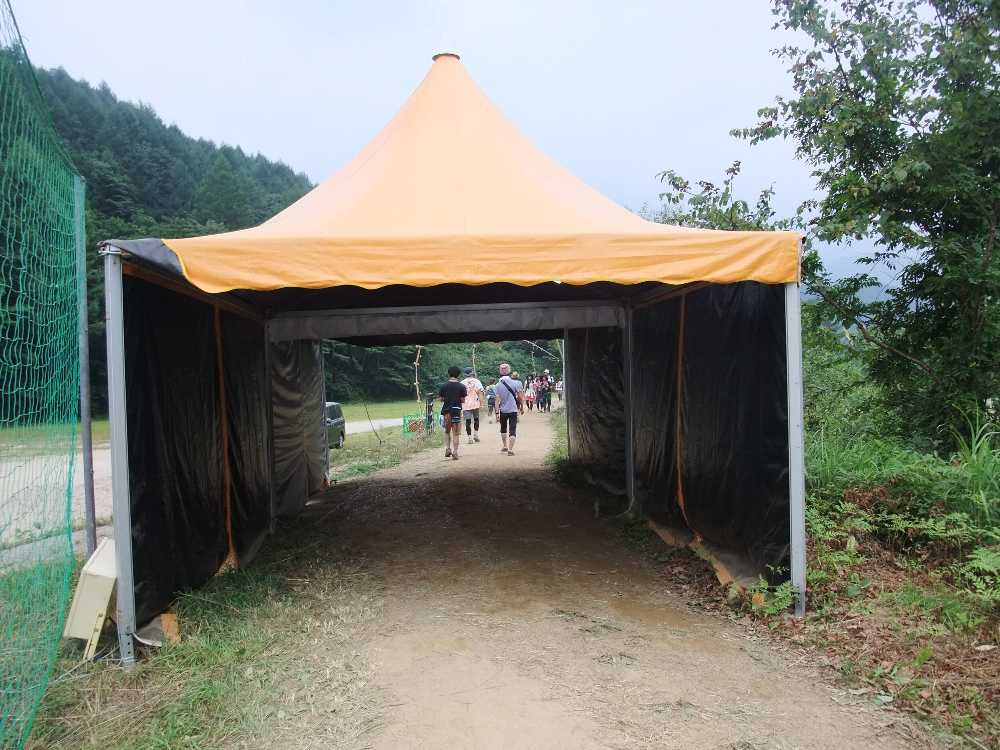 去年まではリストバンドチェックが行われていた。