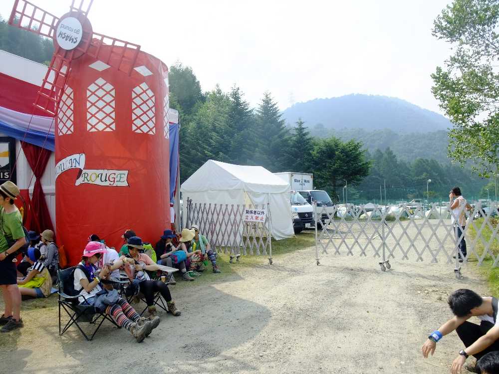 かつてムーン・キャラバン（オートキャンプ）があった区域はスタッフ用の駐車場になっている。