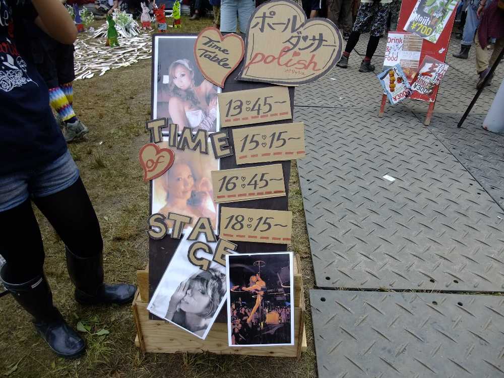 カフェ・ド・パリの中で演奏の合間にポールダンスをする。