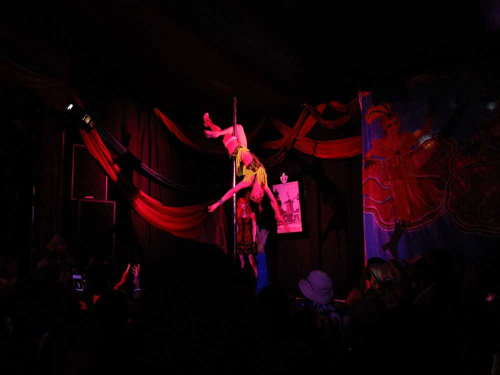 ポールと皮膚の摩擦力や筋力だけで体を支えているようだ。