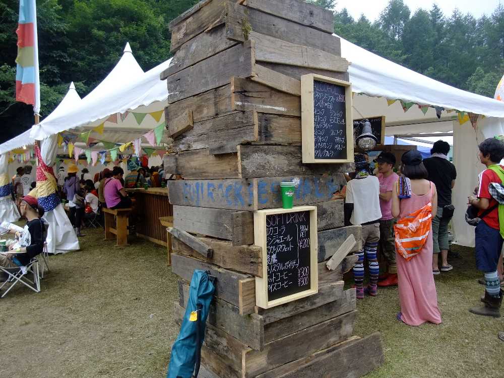 老朽化したボードウォークで作ったと思われる表示。