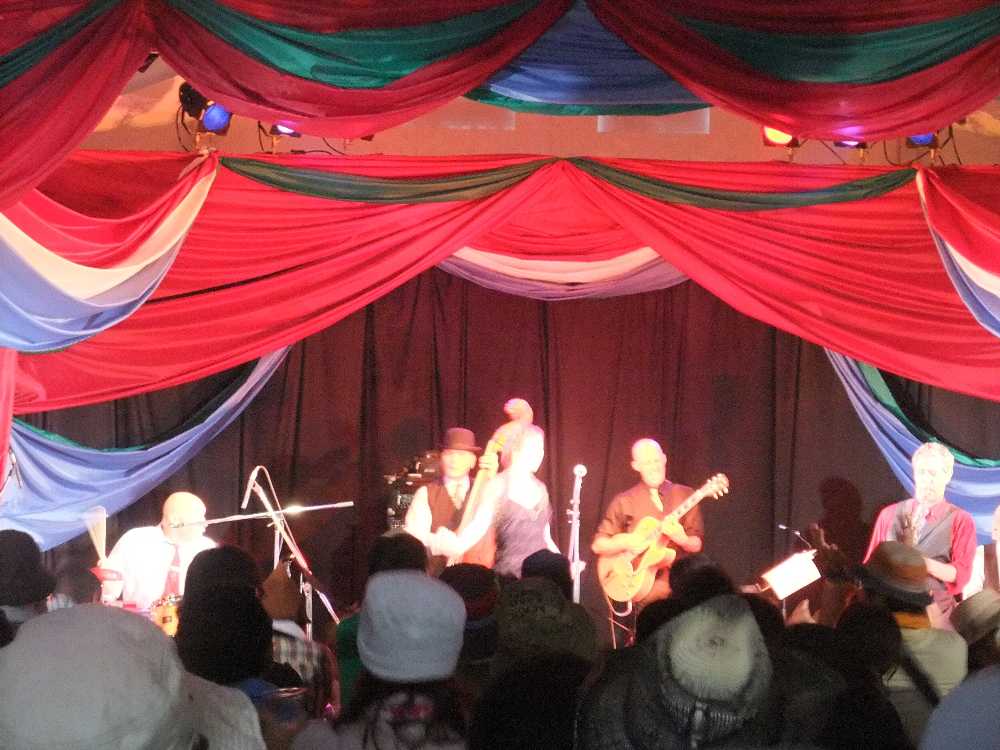 戦前の音楽が基本なのでジャズあるいはシャンソンが多い。