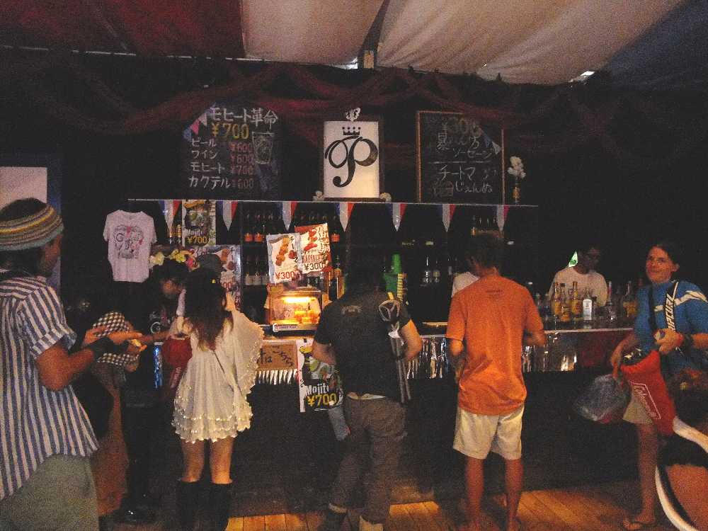 入って左側はバー。