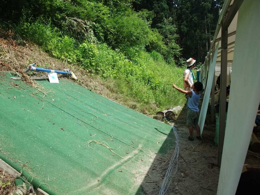 テント裏でアーチェリーができる。