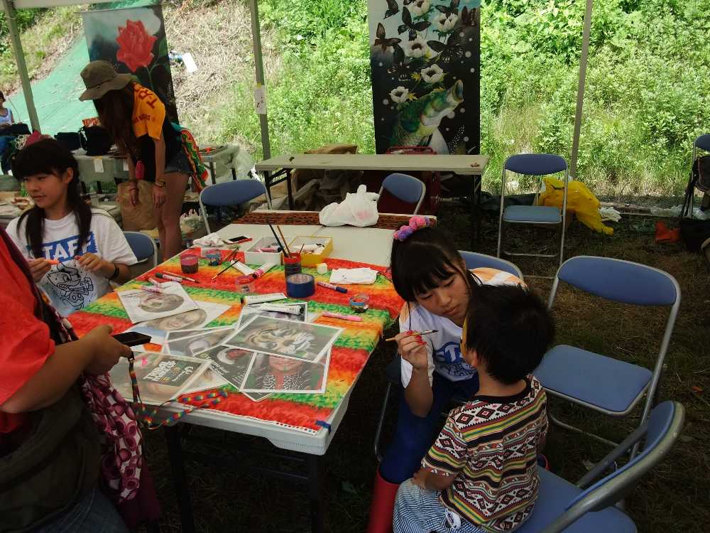 顔にペイント。描く人はかなり若い。