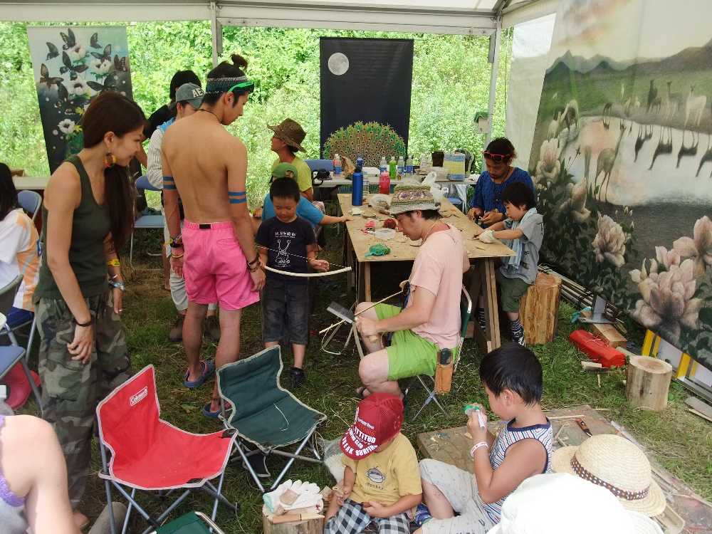 アーチェリーの弓を作っている。