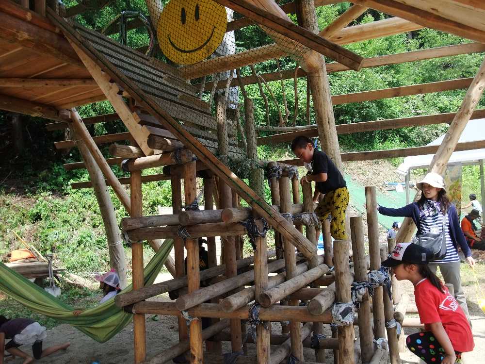 内部のジャングルジムから上がる。小さい子どもはまだ足が届かないだろう。