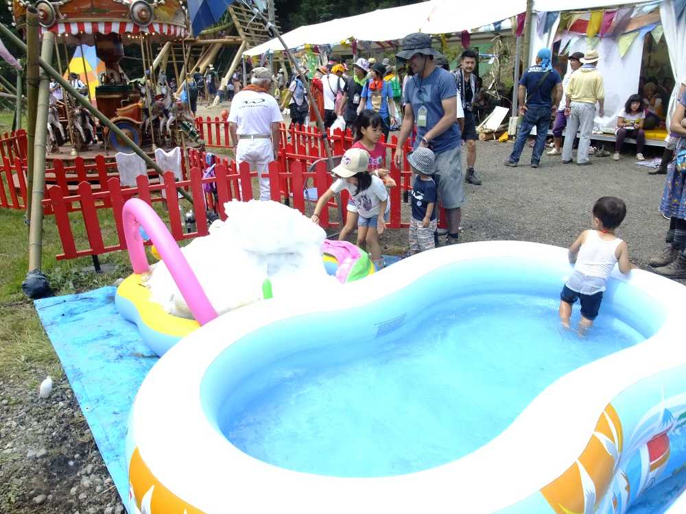 左側は雪。雪合戦ができる量がある。