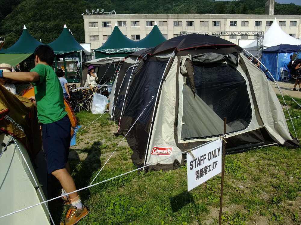 入り口近くの関係者エリア。関係者はあらかじめ入り口近くに場所を確保するのが当然だろう。