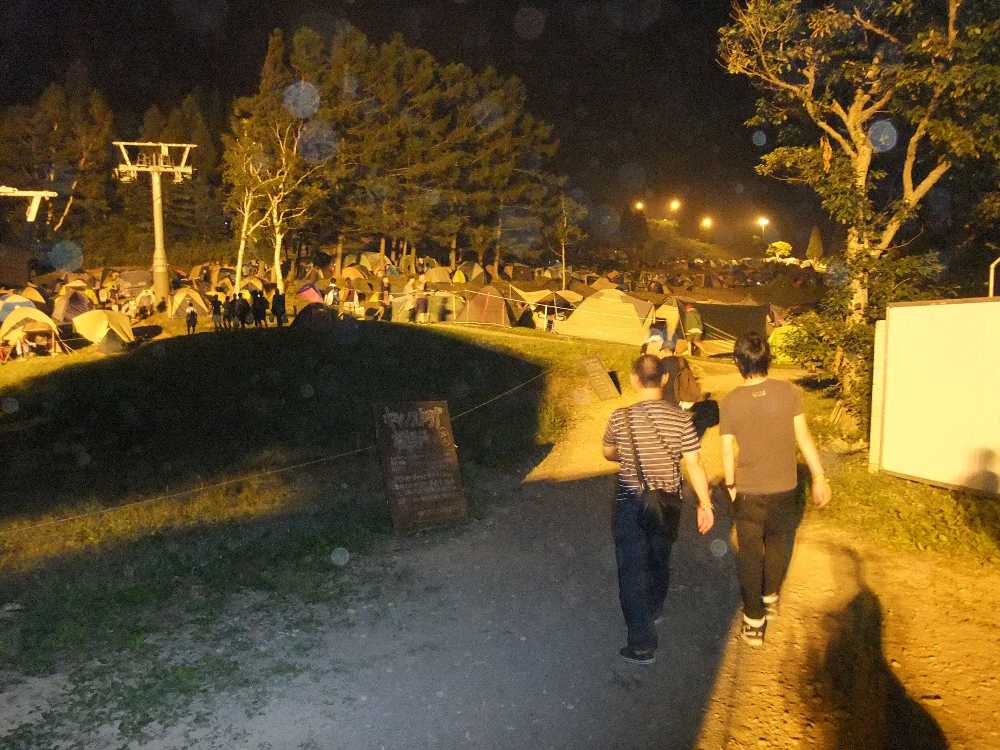 夜はこんな色の照明がつく。