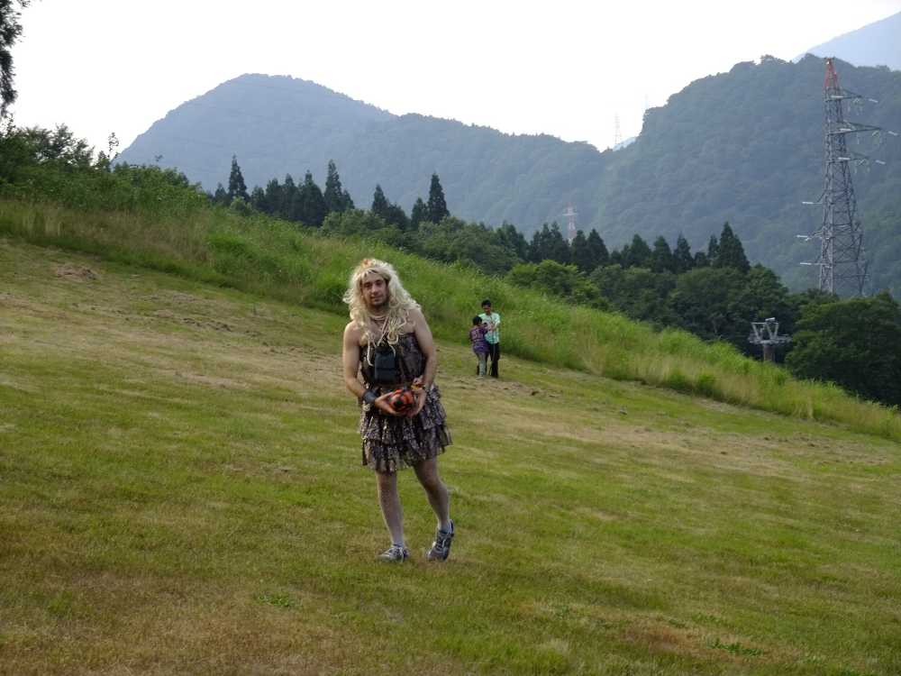 女装した男性外国人。