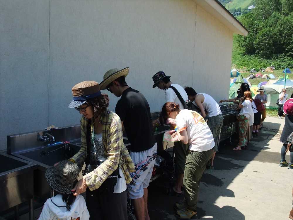 洗面所は建物の北側なので陰に入る。