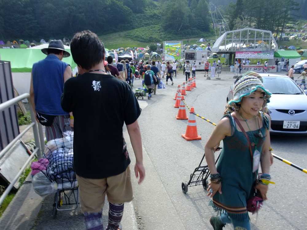 慣例的に左側通行。