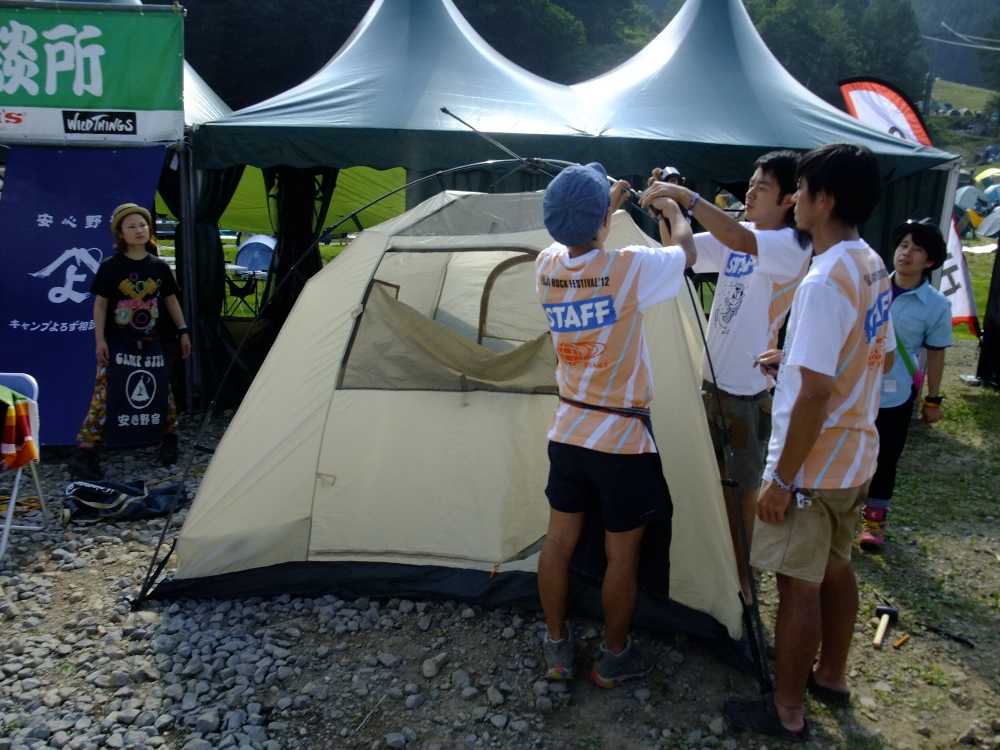 テントを修理する人。