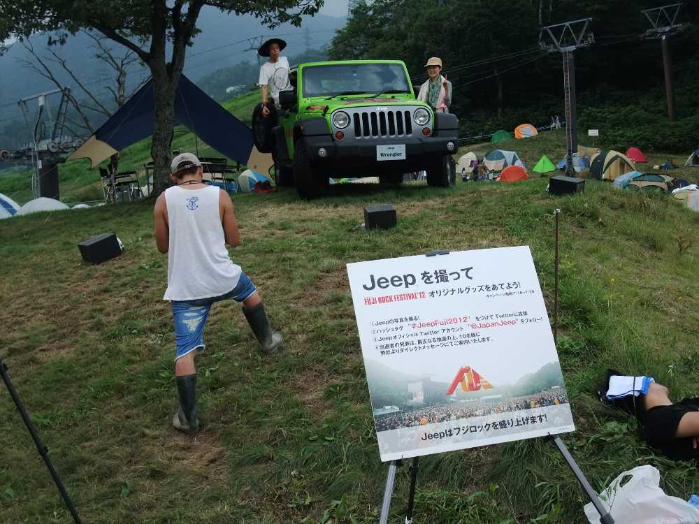 ジープと一緒に写真を撮る。