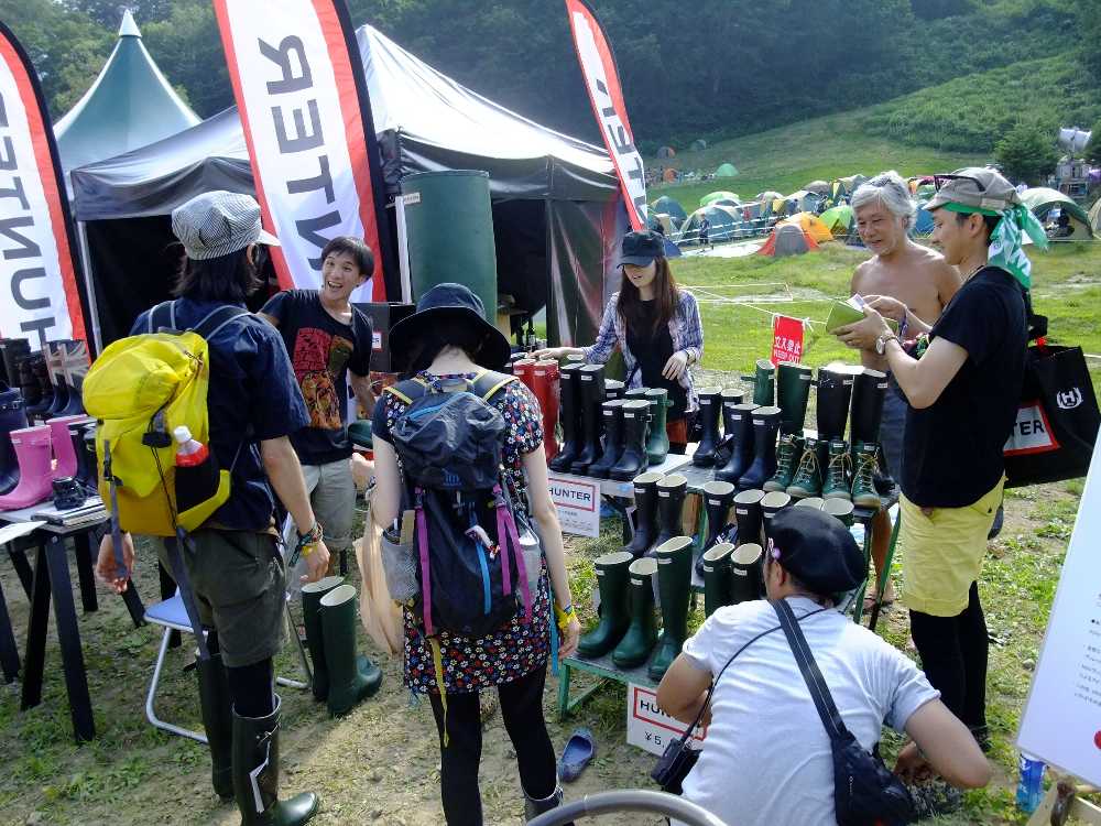 長靴を販売するハンター。