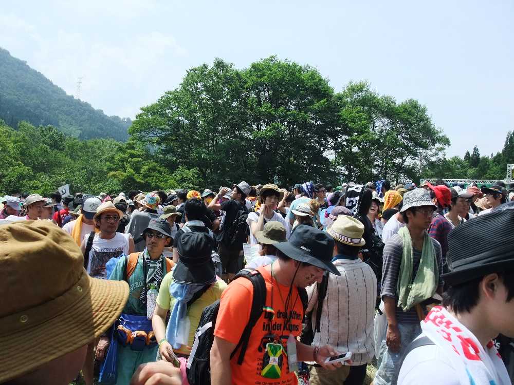 行列の中。多いと2時間は並ぶ。