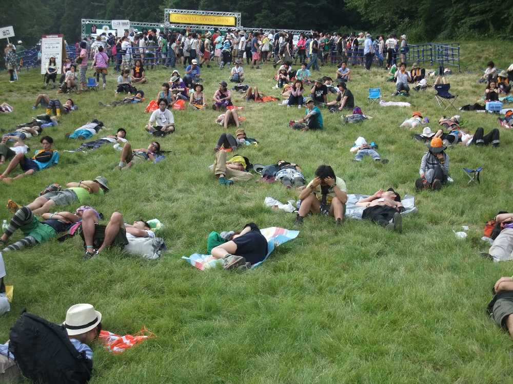 芝生で寝転がる人たち。