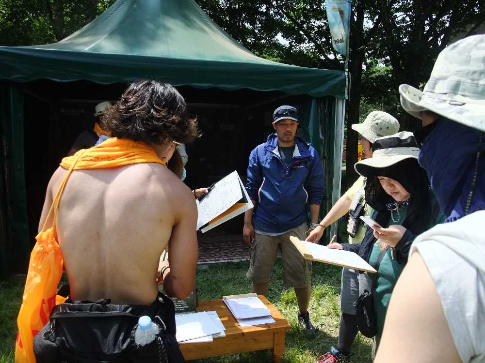 タワーレコードの隣にあるジープのテント。