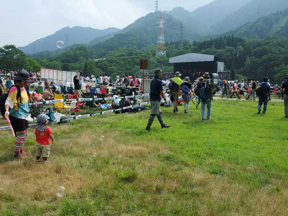 ステージがよく見えるわけではないようだ。