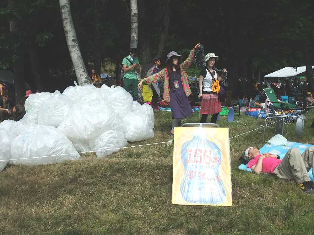 1日目、アウル・シティのころ。タワーレコードの山の予定地で踊っている人。