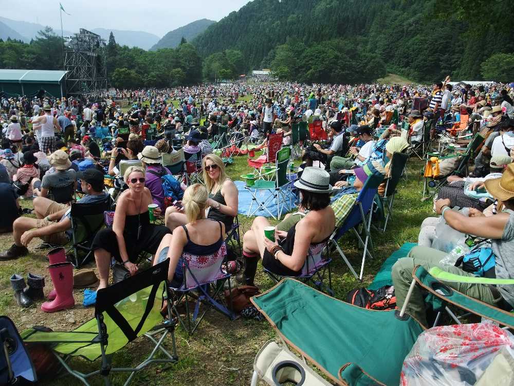 グリーンステージはいすが横に整列することが多い。一種の経験の知恵。