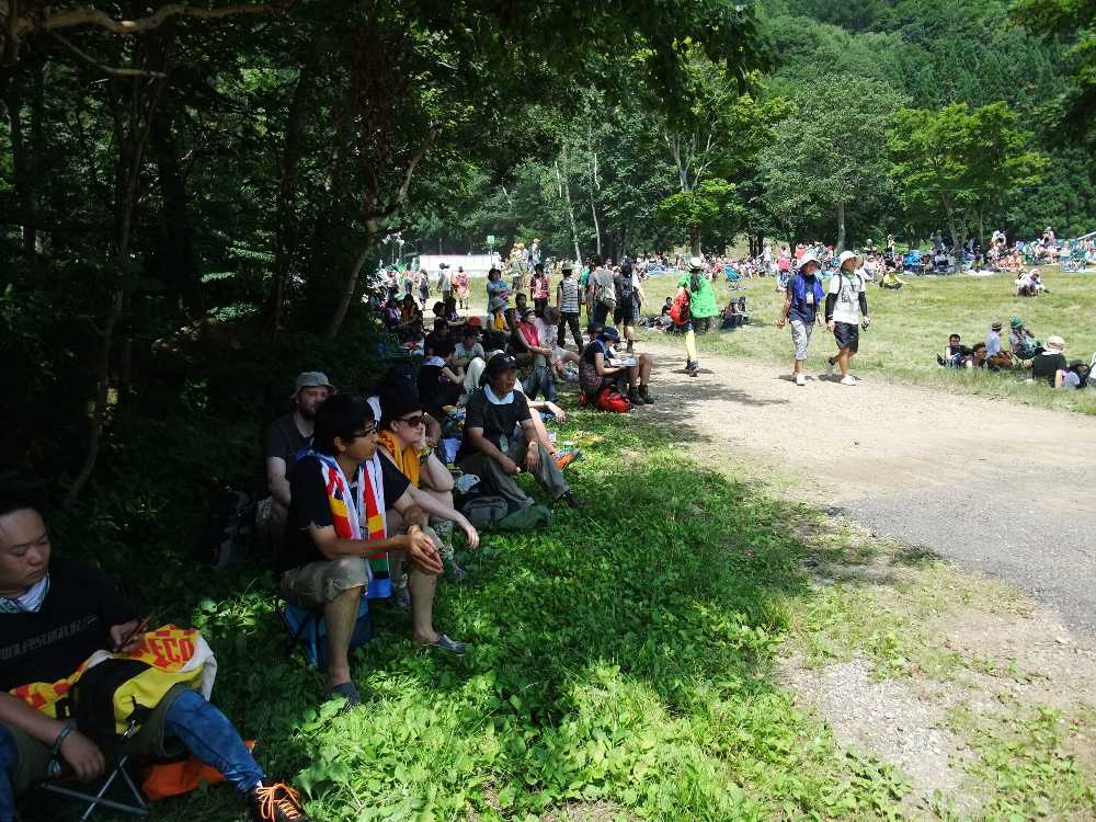 ハイネケン横。午後1時ごろは日陰になっている。