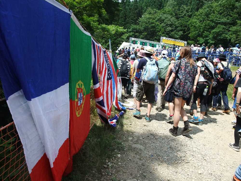 アーティストグッズ売り場前。