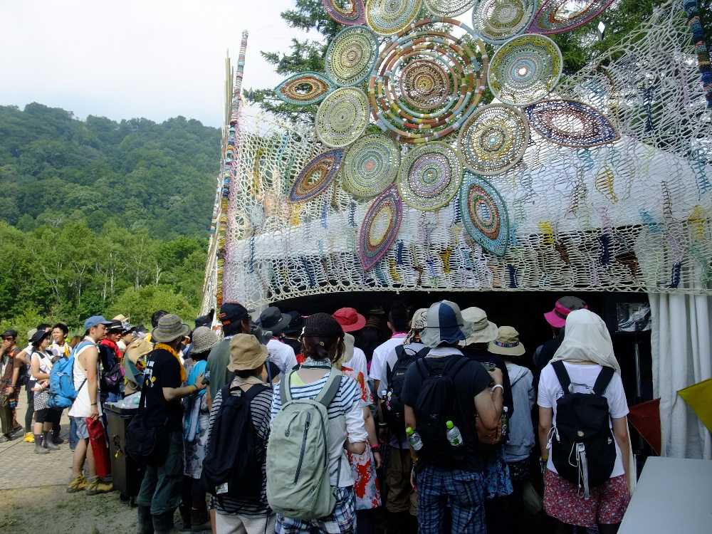 ドラムストラックに集まってあふれた人たち。