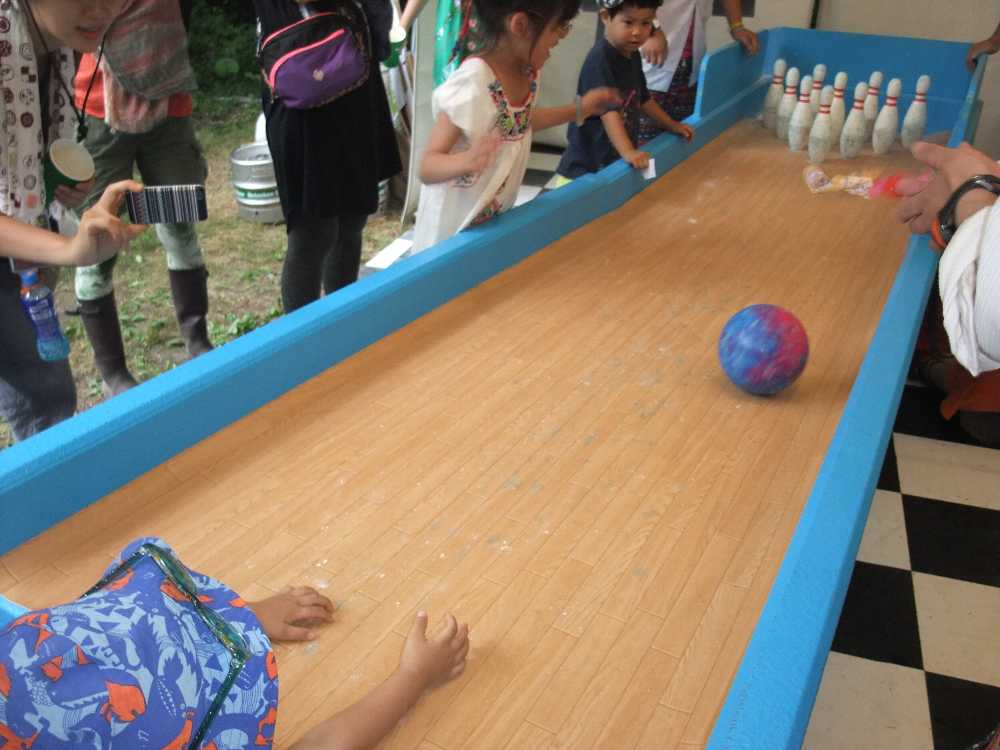 ボウリングは小型。ガーターはない。