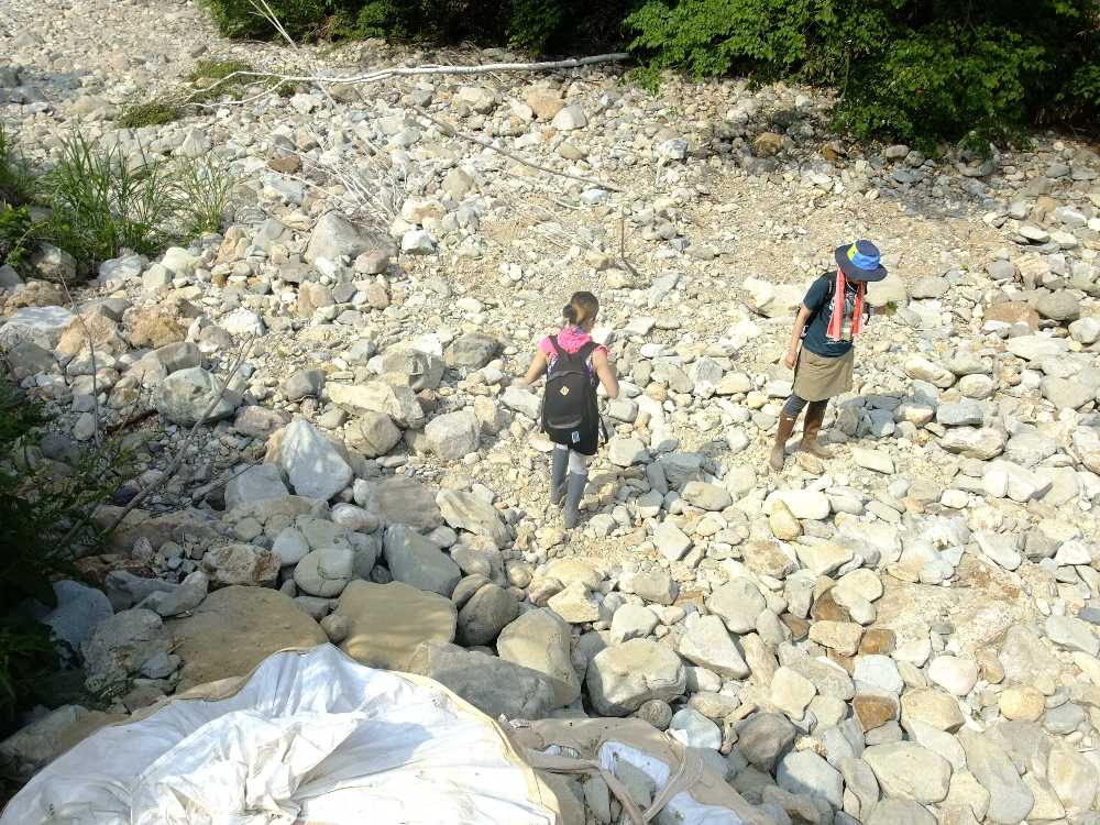 ストーンドサークル手前に、河原へ降りるところがある。