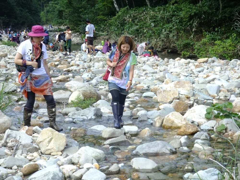長靴ならそのまま歩けそうな流量。