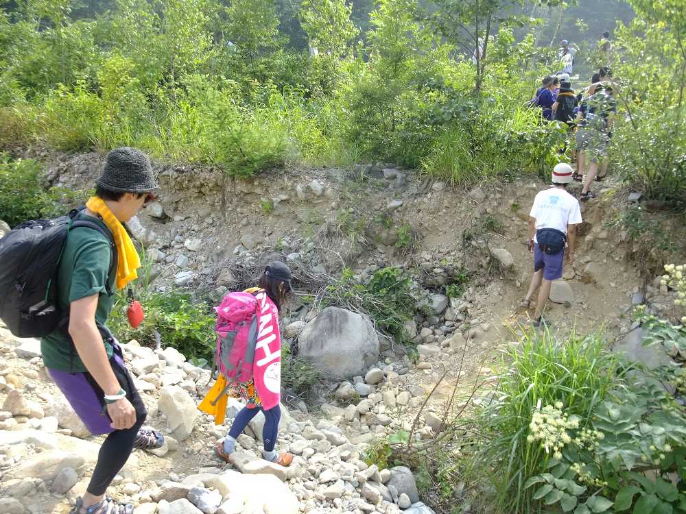 オレンジコート側に近い土手の坂。