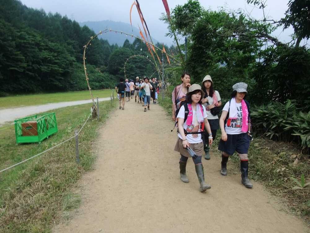 オレンジコートの外周からストーンドサークルへ。