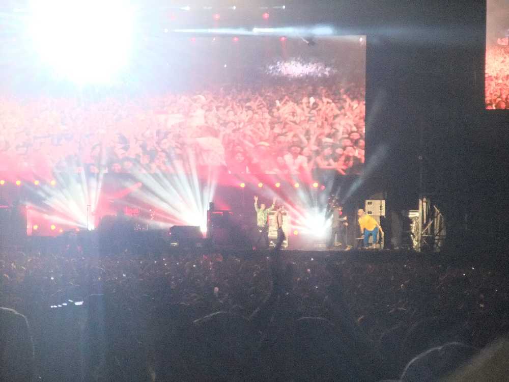 グリーンステージの客が映し出されて退場。