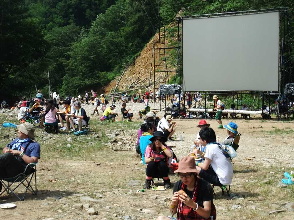 富士映劇のスクリーンの前。