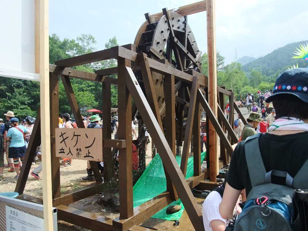 水車。水は上から注入されている。