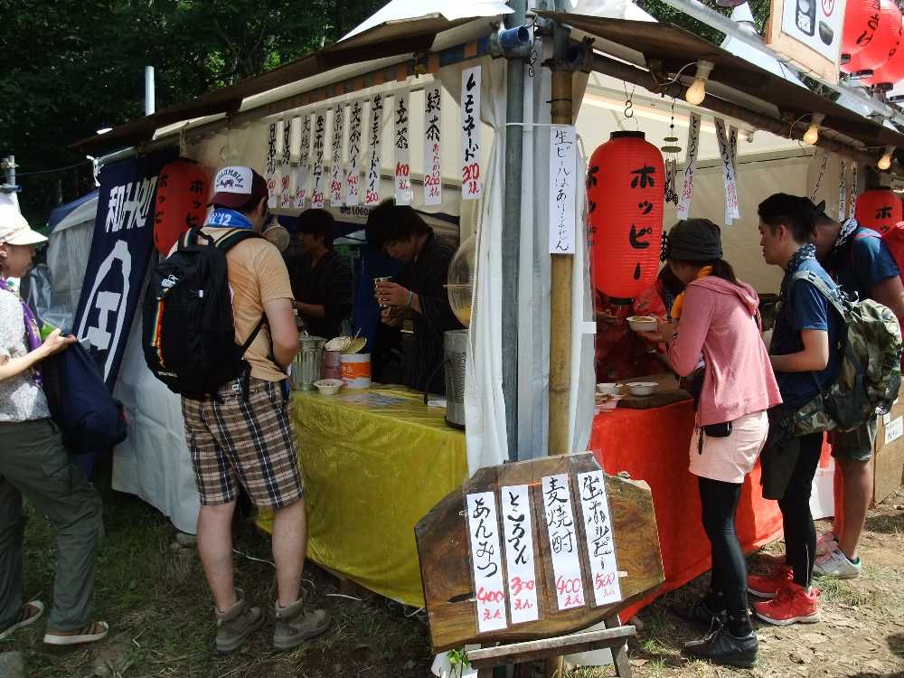 売っているのはほとんど酒類。