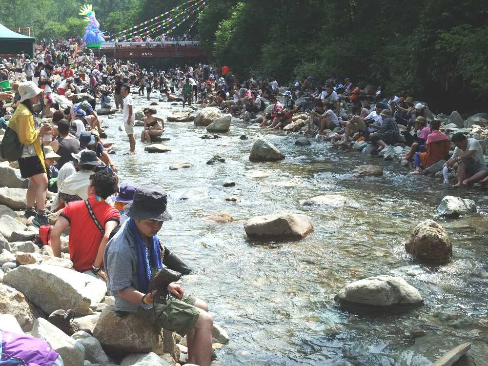 大きな石はわざわざ重機で置いてあると思われる。