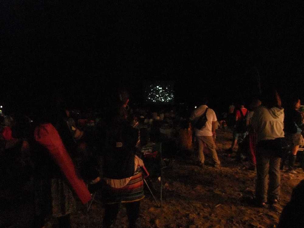 例年はいすに座って見る人が多い。