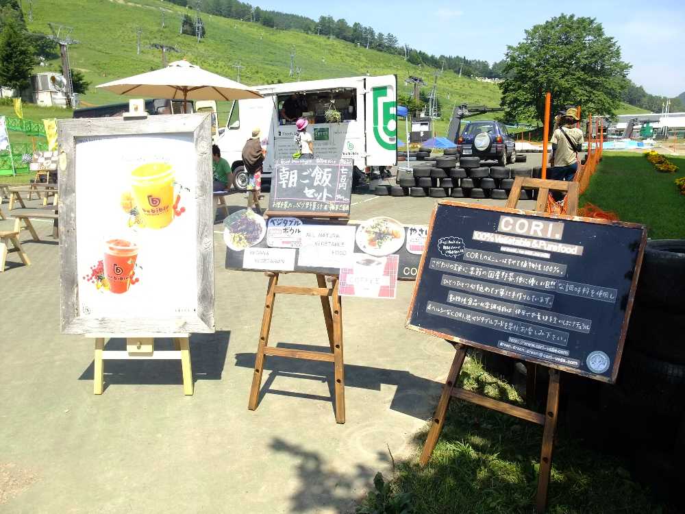 バスツアー用テント、オートキャンプ用テント利用者が会場へ行く途中にあるため、朝ごはんセットがある。