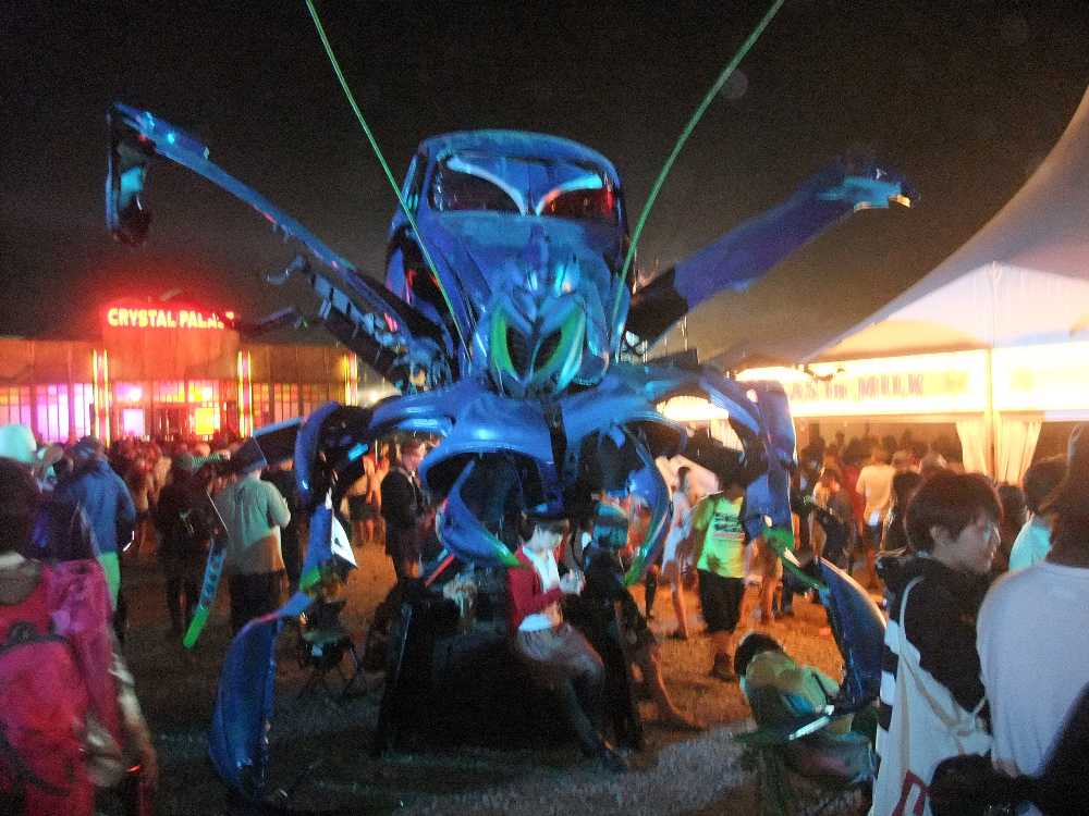 車の廃材のオブジェ。