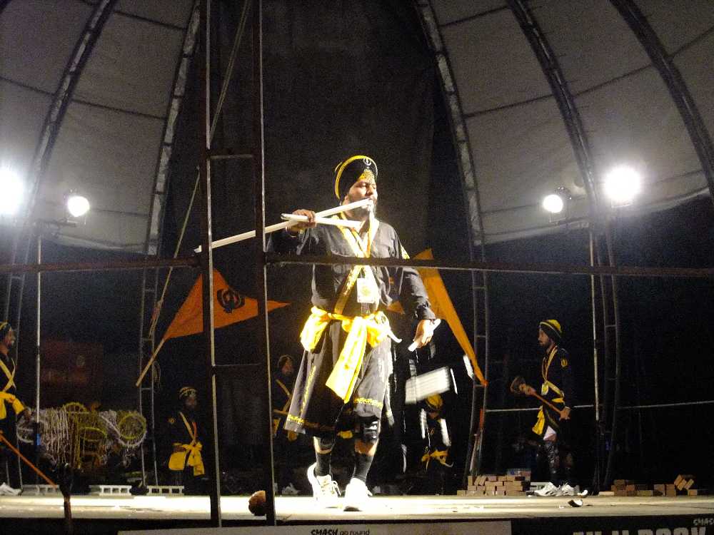 蛍光灯をかじる人。