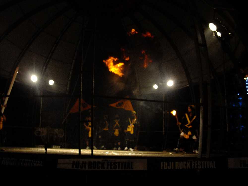 口から火を吹く人。