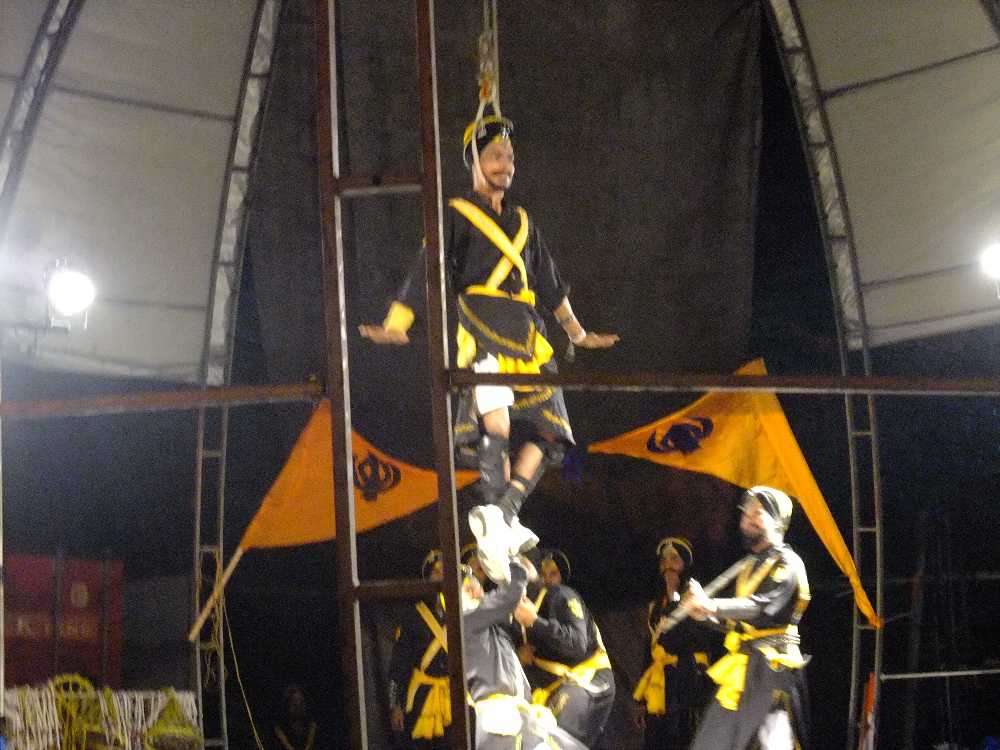 首をつられる人。