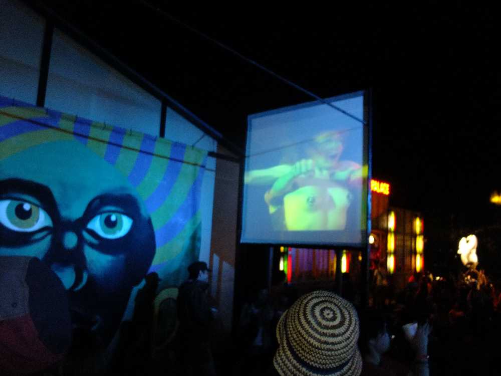 ややエロな映画が上映されていたが誰も見ていない。