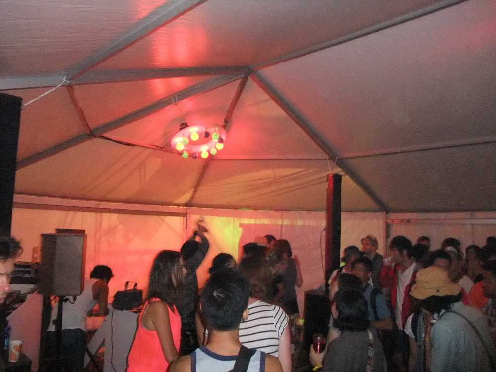 踊るスペースもある。