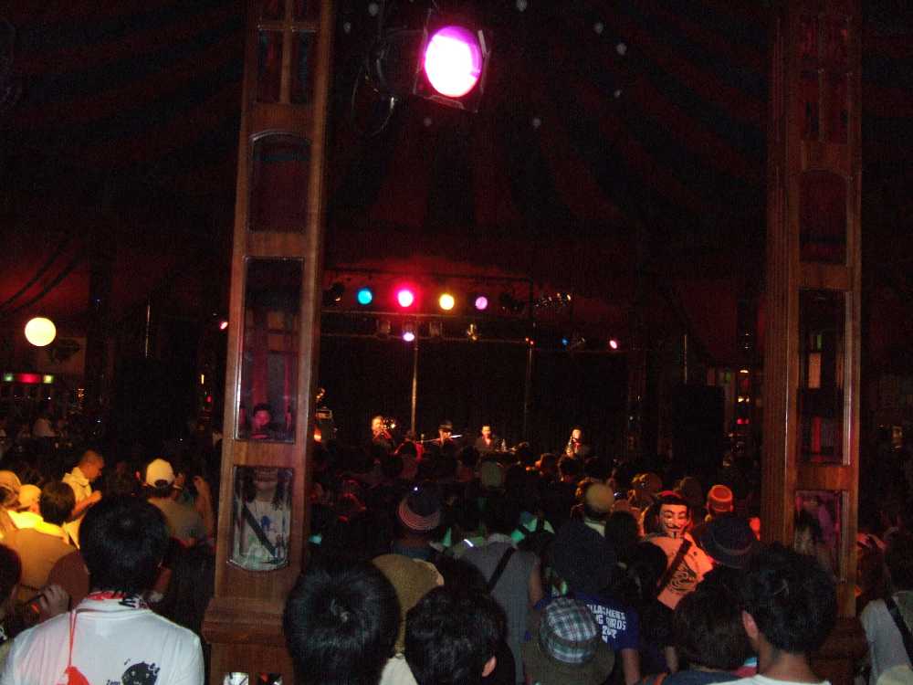 密閉されているため内部は蒸し暑い。